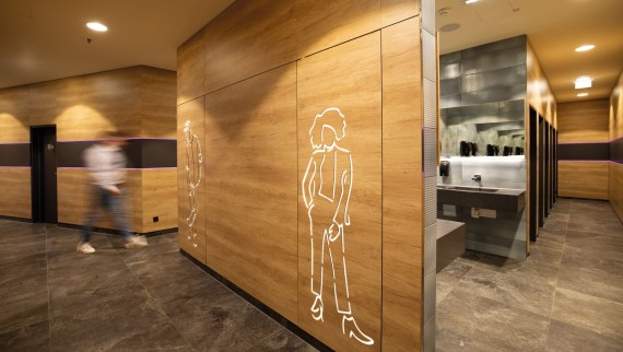 A szaniterlétesítmények bejárati része az FMZ bevásárlóközpontban A szaniterlétesítmények bejárati része az FMZ bevásárlóközpontban