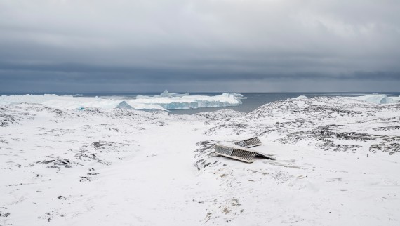 A Jégfjord Központ az egyetlen épület a jeges táj közepén (© Adam Mørk)