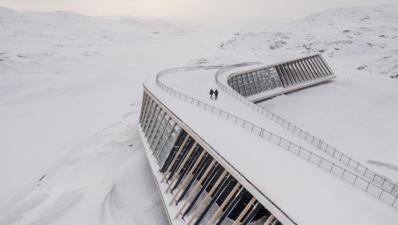 A Jégfjord Központ teteje egyben sétálóterasz is (© Adam Mørk)