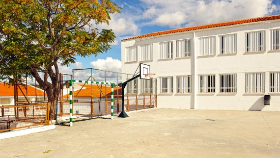 A Geberit Connect használata az ivóvíz-higiénia biztosítására középületekben, például iskolákban és óvodákban (© 2018 joserpizarro/Shutterstock) A Geberit Connect használata az ivóvíz-higiénia biztosítására középületekben, például iskolákban és óvodákban (© 2018 joserpizarro/Shutterstock)