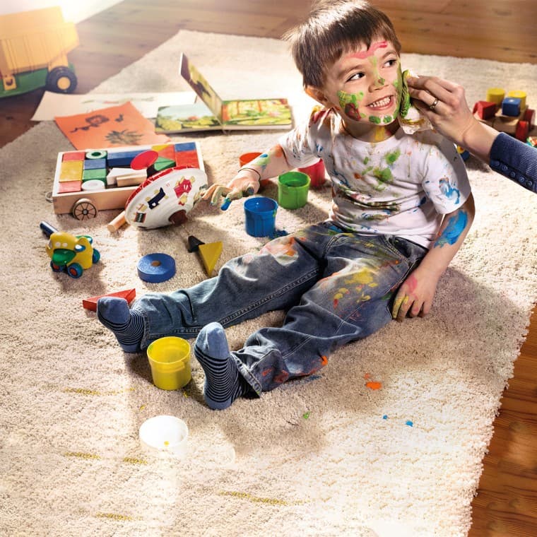 Festékkel összekent gyermek Festékkel összekent gyermek