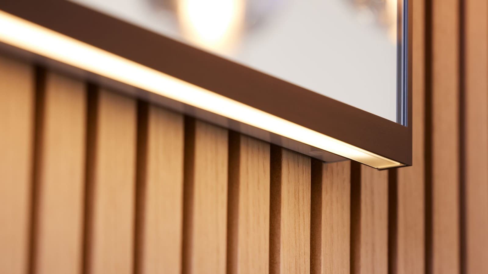 135 cm-es, matt fekete színű Geberit Option Plus Square közvetett fénycsíkkal (© Geberit) 135 cm-es, matt fekete színű Geberit Option Plus Square közvetett fénycsíkkal (© Geberit)