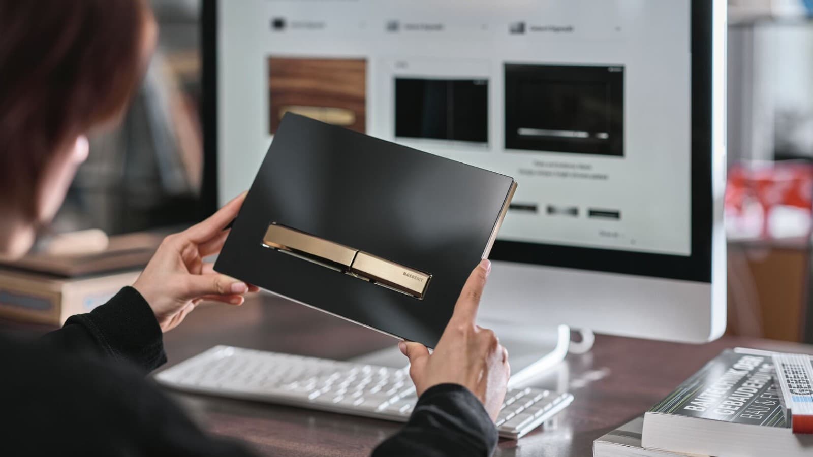 Nő Geberit Sigma50 nyomólappal, rózsaarany gombbal Nő Geberit Sigma50 nyomólappal, rózsaarany gombbal