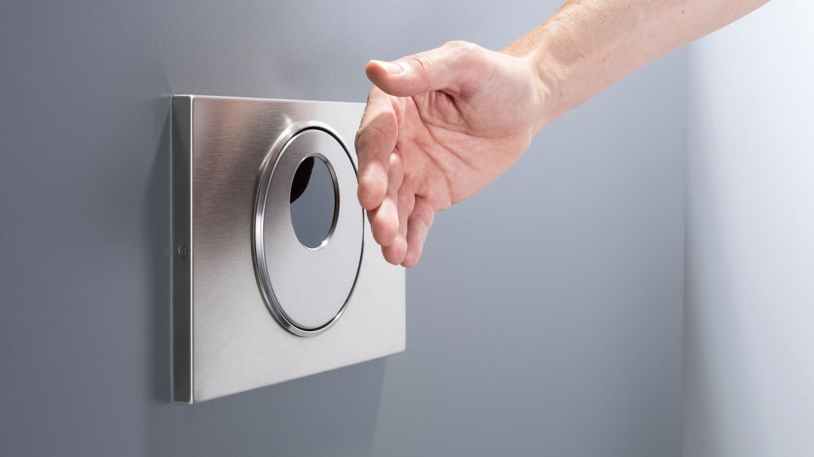 Érintésmentes Geberit Sigma10 működtetőlap kerek távirányítóval Érintésmentes Geberit Sigma10 működtetőlap kerek távirányítóval