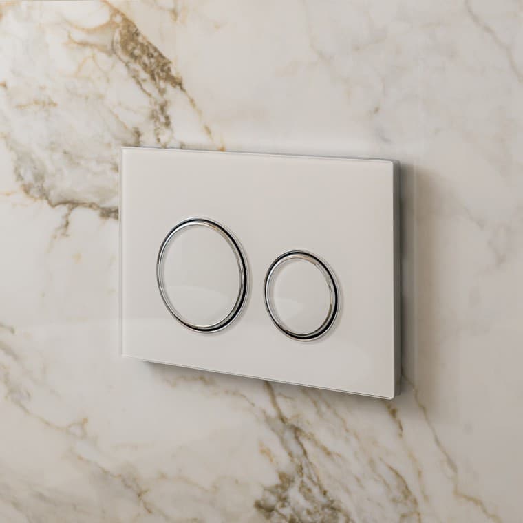 Fehér Geberit Sigma50 Round működtetőlap ezüstszínű designgyűrűkkel Fehér Geberit Sigma50 Round működtetőlap ezüstszínű designgyűrűkkel