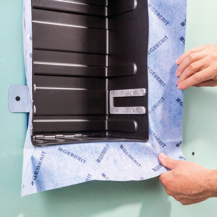 Az előre összeszerelt tömítőfóliával ellátott készlet a beépítési rendszer szerves részévé teszi a tárolódobozt. Az előre összeszerelt tömítőfóliával ellátott készlet a beépítési rendszer szerves részévé teszi a tárolódobozt.