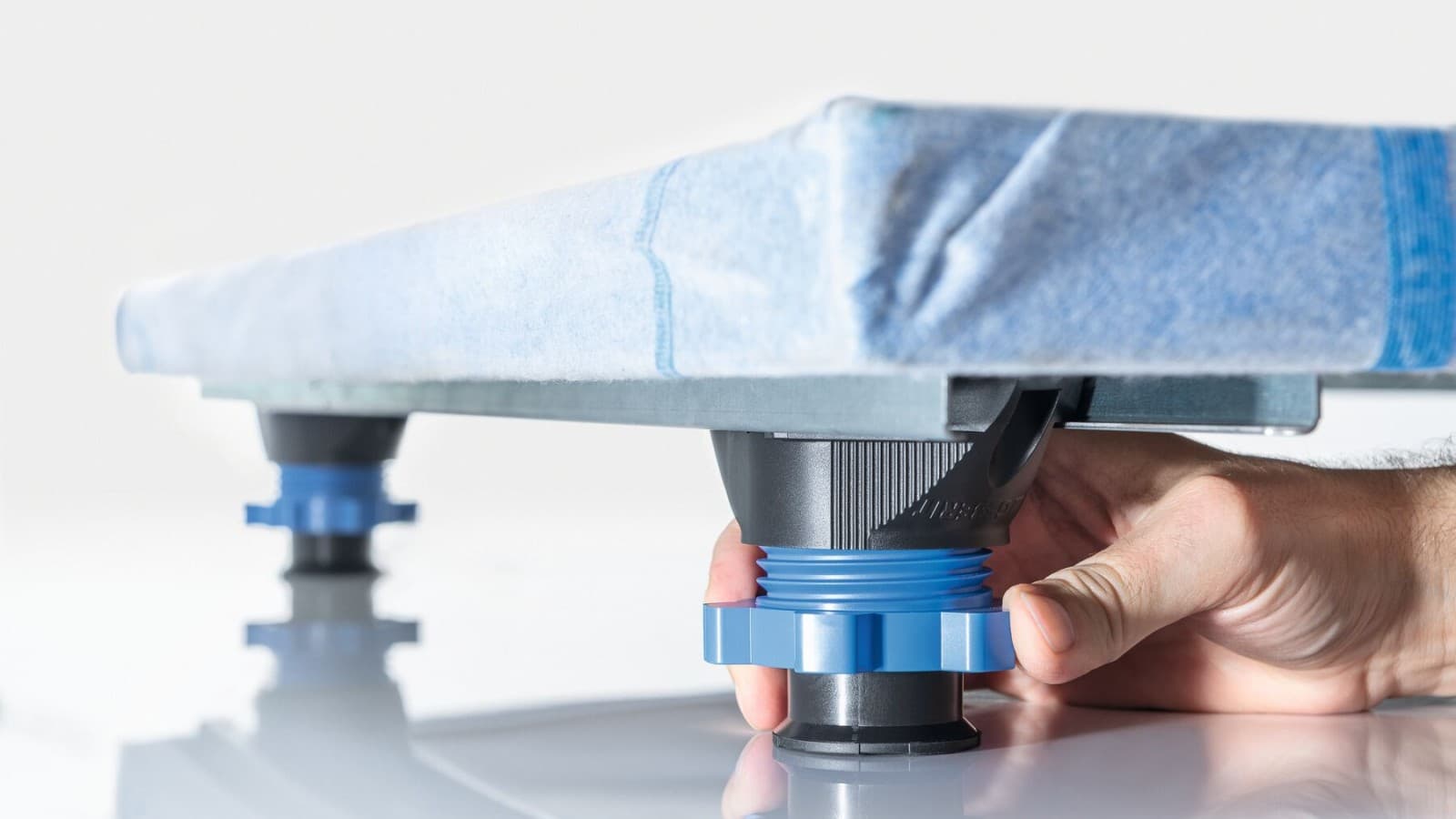 Szerszámok nélkül felszerelhető lábkészlet Szerszámok nélkül felszerelhető lábkészlet