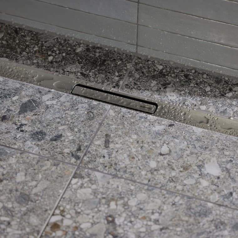 A víz egy elegáns, rozsdamentes acélból készült profilon keresztül folyik el. A víz egy elegáns, rozsdamentes acélból készült profilon keresztül folyik el.