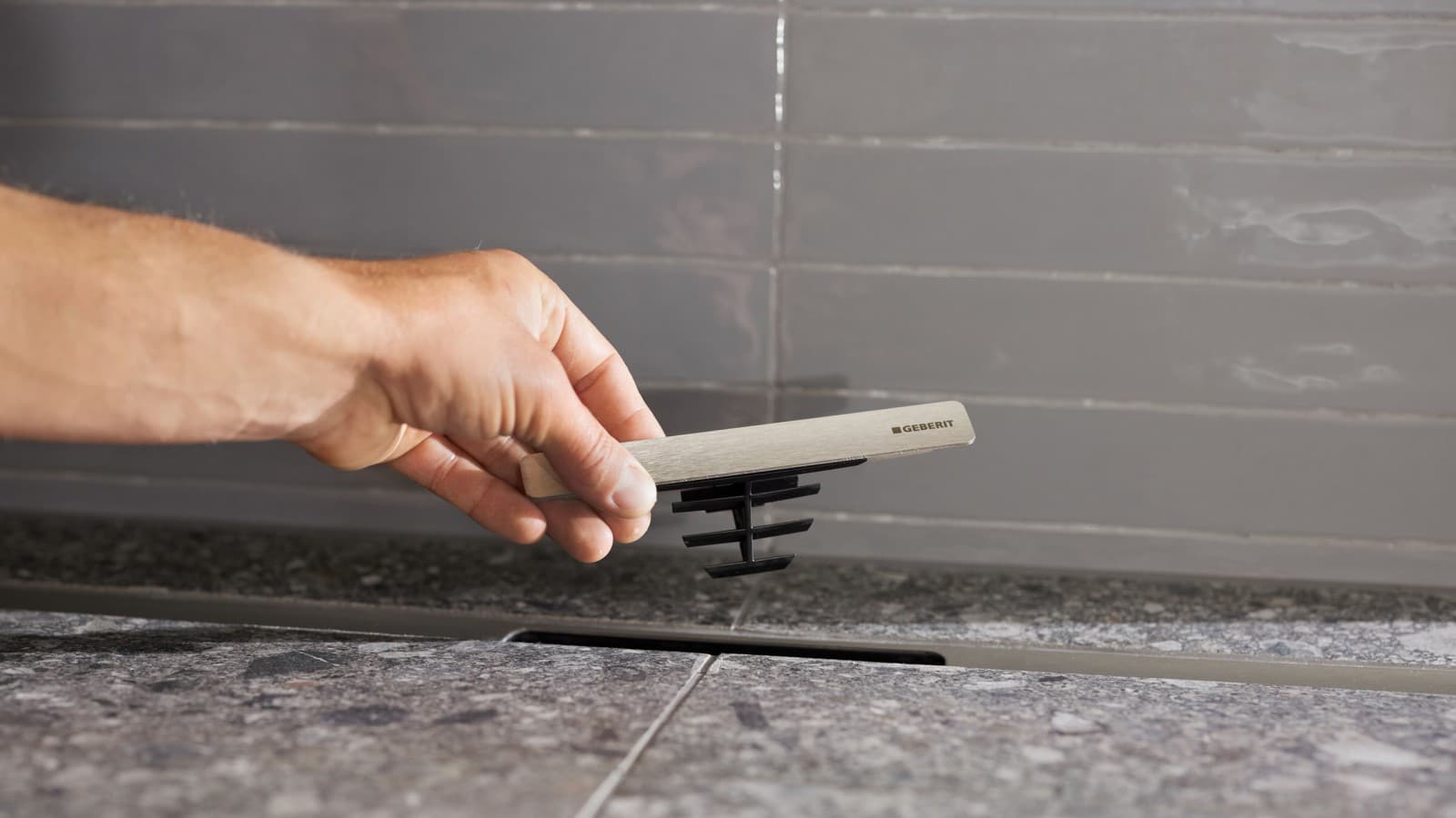 Geberit CleanLine zuhanyfolyóka beépített fésűs szűrővel Geberit CleanLine zuhanyfolyóka beépített fésűs szűrővel