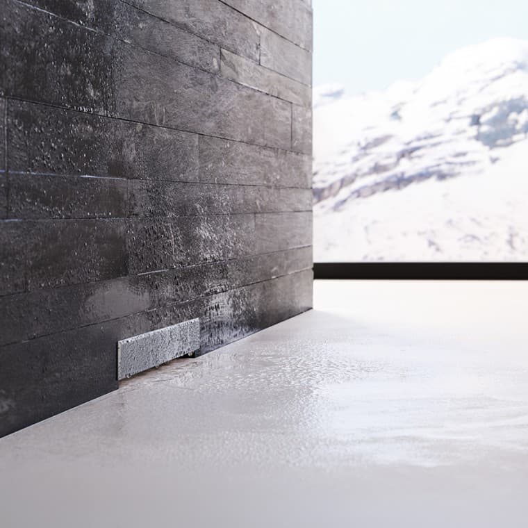 Geberit falba rejtett lefolyó fekete téglafalban Geberit falba rejtett lefolyó fekete téglafalban