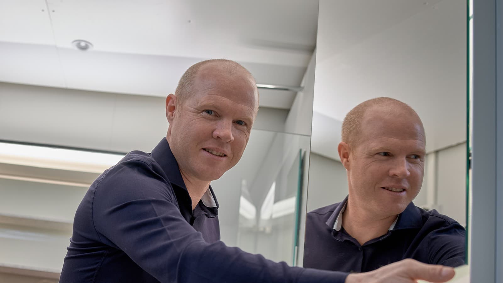 Andreas Janser világítási szakértő a Geberit központjában, a svájci Rapperswil-Jonában található világítási laboratóriumban (© Geberit) Andreas Janser világítási szakértő a Geberit központjában, a svájci Rapperswil-Jonában található világítási laboratóriumban (© Geberit)