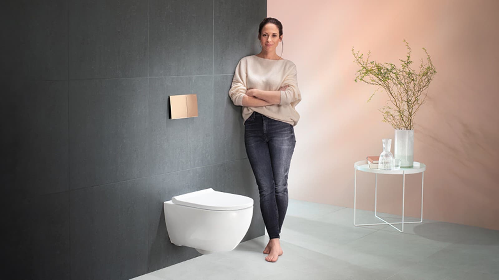 Egy nő a Geberit WC-rendszer mellett Egy nő a Geberit WC-rendszer mellett