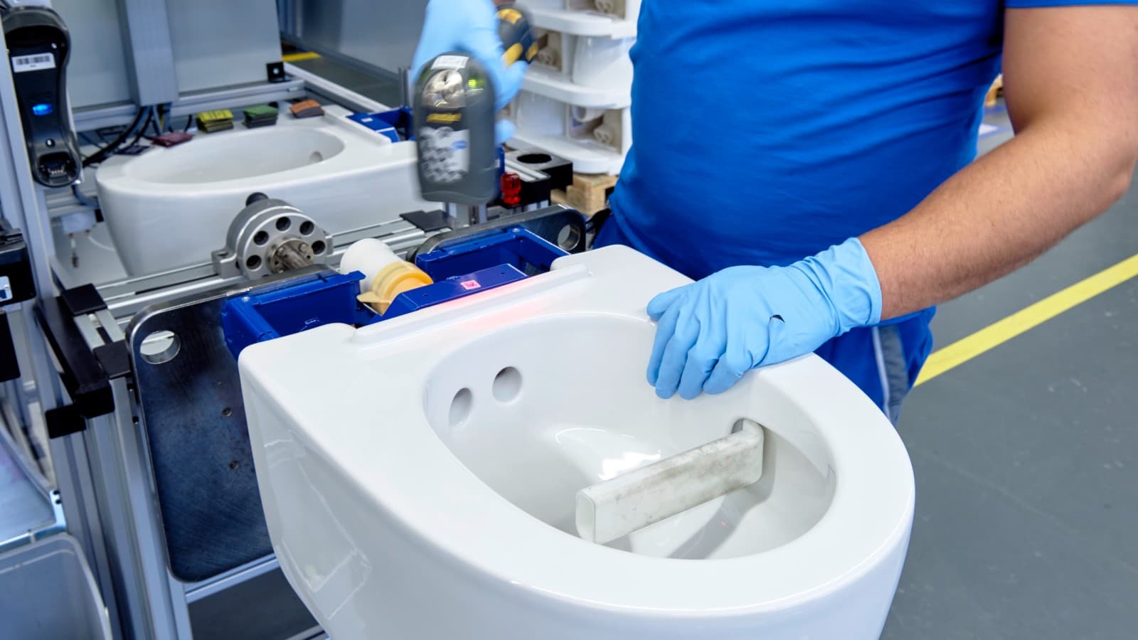 A Geberit alkalmazottja egy Geberit AquaClean Mera zuhany WC-n dolgozik Jónában A Geberit alkalmazottja egy Geberit AquaClean Mera zuhany WC-n dolgozik Jónában