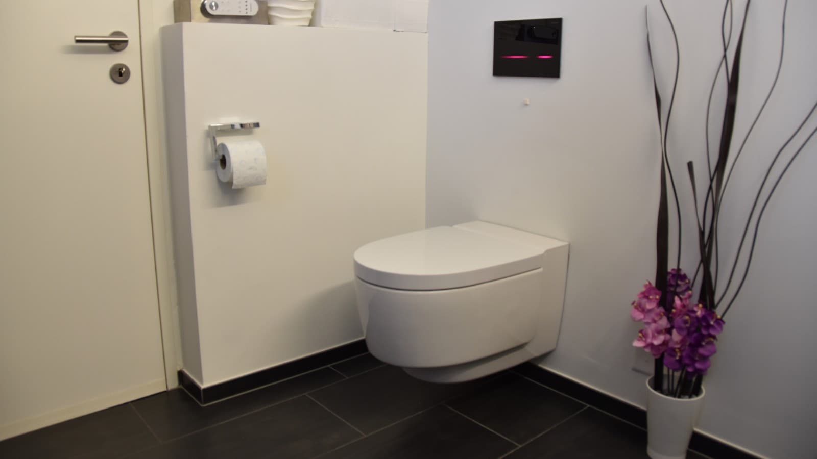 Fürdőszoba felújítás után különböző Geberit termékekkel Fürdőszoba felújítás után különböző Geberit termékekkel