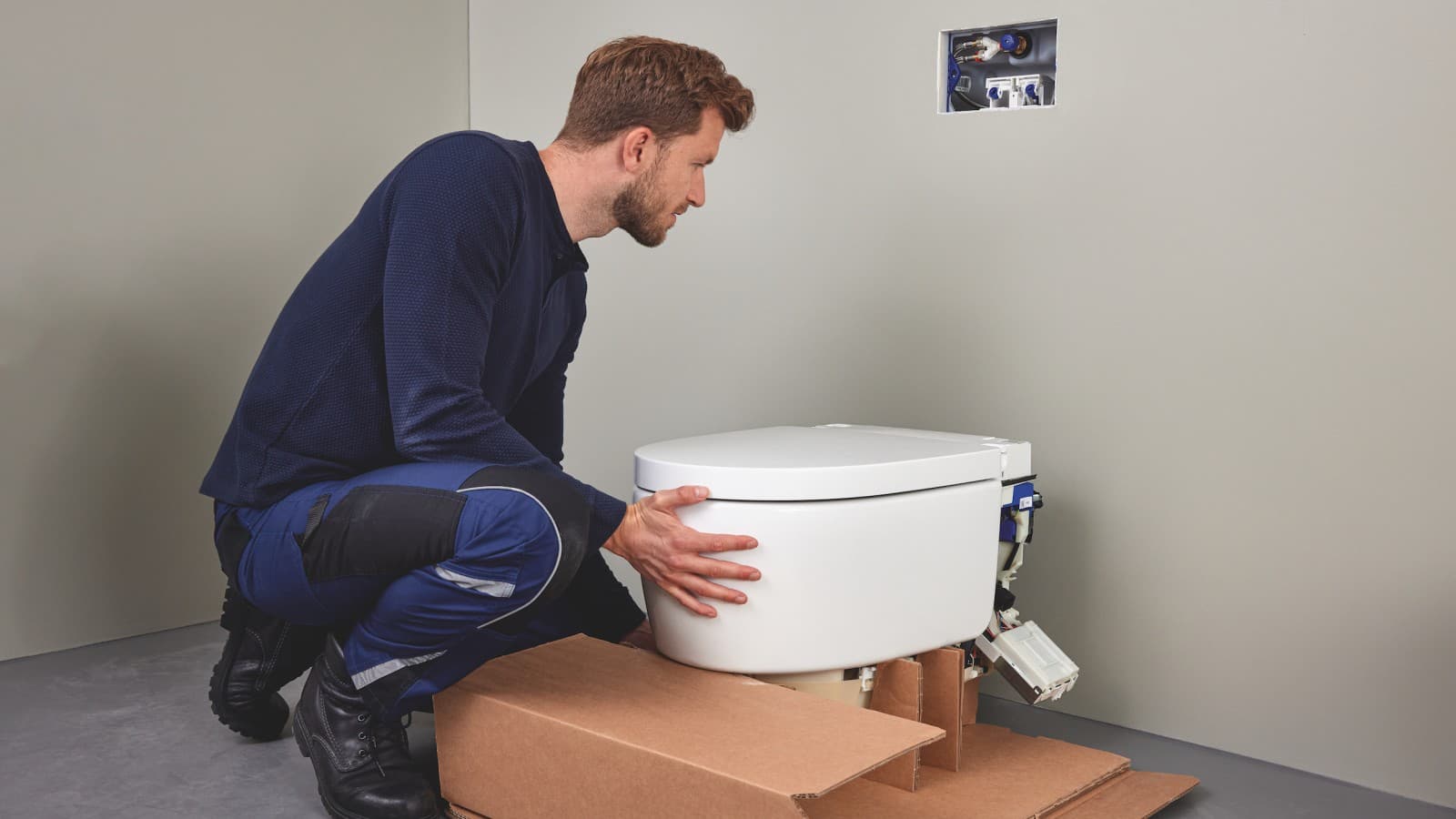 A szaniterszakember Geberit AquaClean Sela zuhany WC-t telepít A szaniterszakember Geberit AquaClean Sela zuhany WC-t telepít