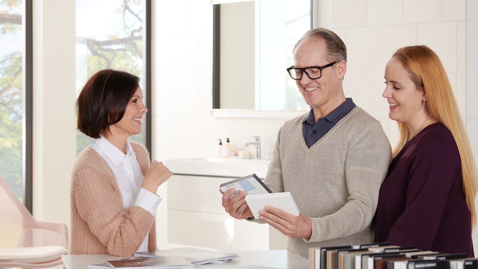 Emberek a fürdőszobaszalonban Emberek a fürdőszobaszalonban