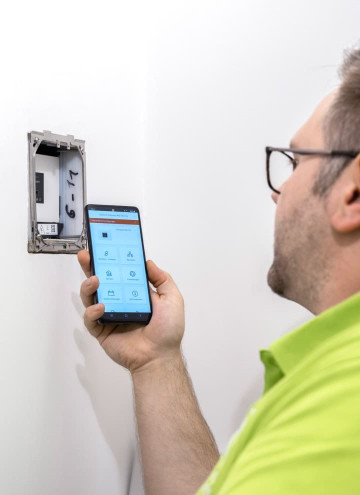 A Geberit Gateway-hez csatlakoztatott végberendezések központi vezérlése A Geberit Gateway-hez csatlakoztatott végberendezések központi vezérlése