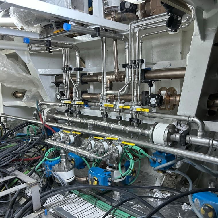 Így néz ki a Su Marine hajógyár egyik jachtjának gépterme. A Mapress rozsdamentes acél és CuNiFe csővezetékeket szűk térben kell beszerelni (© Su Marine Yachting) Így néz ki a Su Marine hajógyár egyik jachtjának gépterme. A Mapress rozsdamentes acél és CuNiFe csővezetékeket szűk térben kell beszerelni (© Su Marine Yachting)