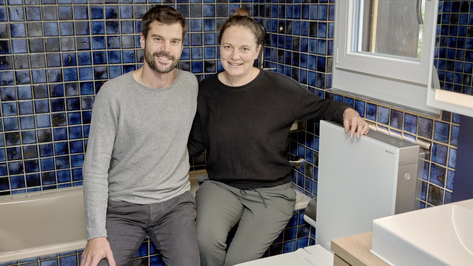 Tobias Wildbrett és Manuela Weibel nagyon elégedett az ízlésesen felújított fürdőszobával – és a Geberit Monolith modullal (© Ben Huggler)