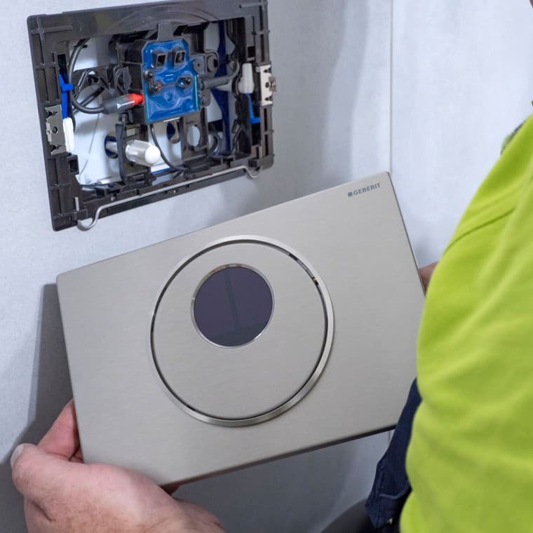 A Geberit Sigma10 működtetőlap beépítése A Geberit Sigma10 működtetőlap beépítése