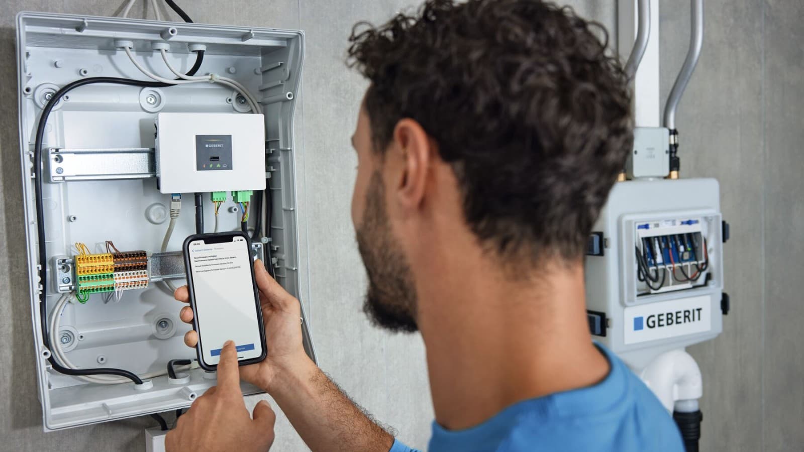 A végberendezések kezelése a Geberit Gateway-en keresztül történik a Geberit Control alkalmazással A végberendezések kezelése a Geberit Gateway-en keresztül történik a Geberit Control alkalmazással